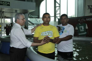 Igrejas paraenses batizam 120 batistas